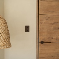 Kew Kipphebelschalter 2x in vertikalem Zweifachrahmen &ndash