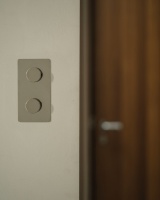 Kew Drehdimmschalter 2x in vertikalem Zweifachrahmen –