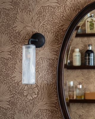 Claremont kleine Wandleuchte Geriffeltes Glas Bronze IP44 3