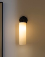 Claremont kleine Wandleuchte – Feines Porzellan...