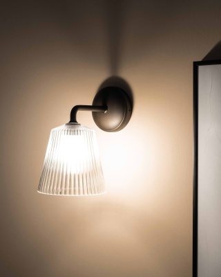 Richmond kleine Wandleuchte Geriffeltes Glas Bronze IP44 3