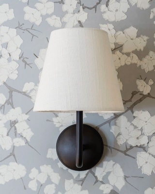 Malvern Medium-Wandleuchte Alabasterweiß Bronze Schwan