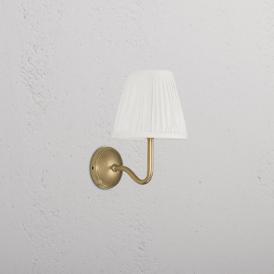 Malvern kleine Wandleuchte Antik-Messing plissiert Alabaster