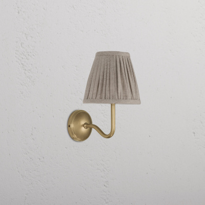 Malvern kleine Wandleuchte Antik-Messing plissiert Natur-Bei