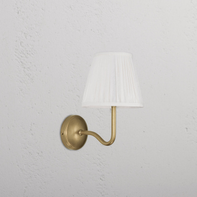 Malvern Medium-Wandleuchte Antik-Messing plissiert Alabaster
